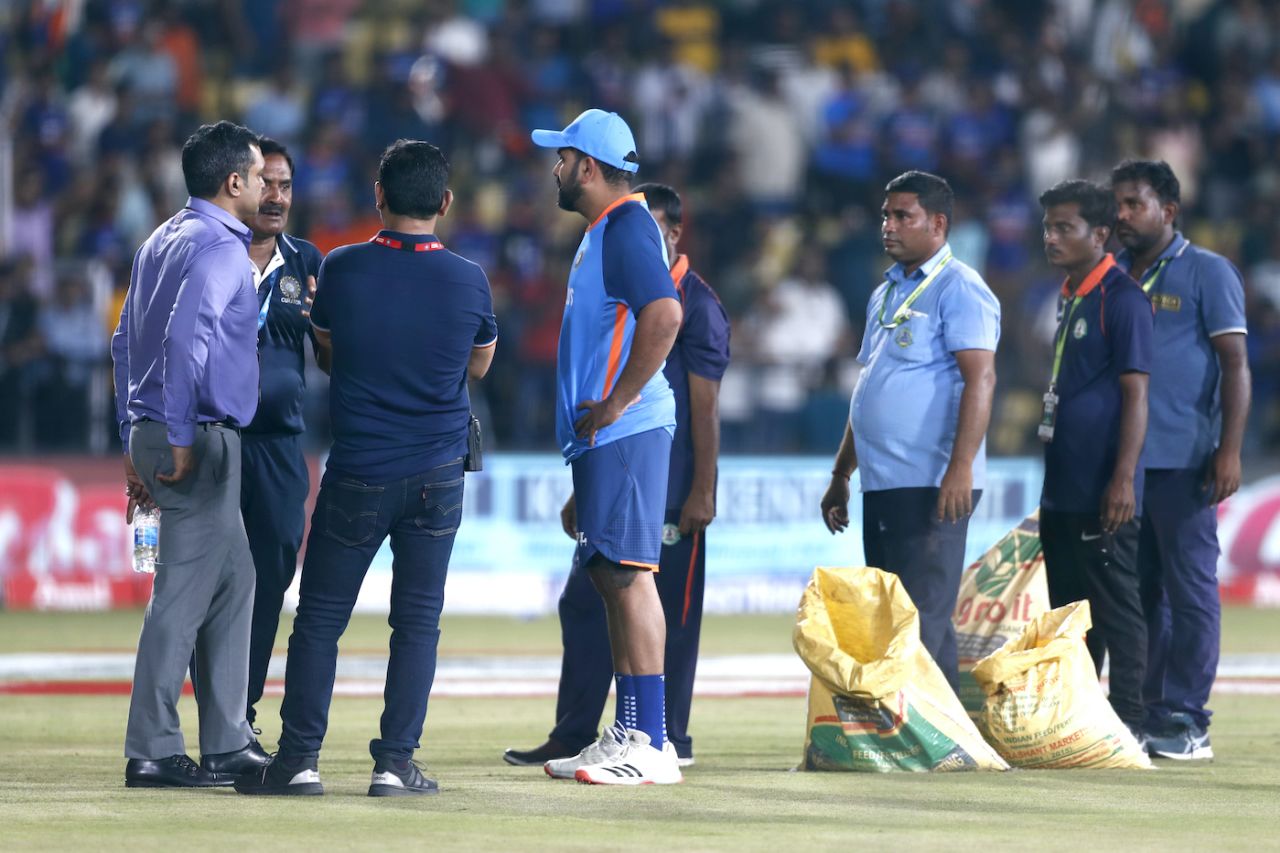The toss delay made way for a chat between Rohit Sharma and the ground staff, 2nd T20I, Nagpur, September 23, 2022