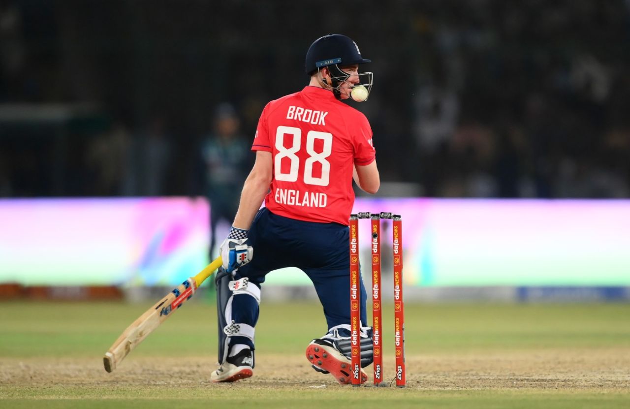 Harry Brook caught the ball in his grille during his unbeaten 81, Pakistan vs England, 3rd T20I, Karachi, September 23, 2022