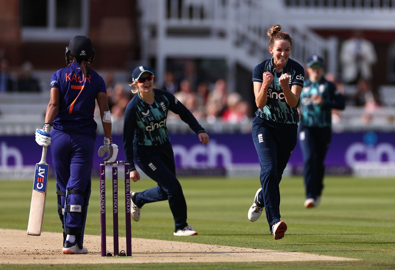 Kate Cross won an lbw decision against Harmanpreet Kaur, England vs India, 3rd women's ODI, Lord's, September 24, 2022