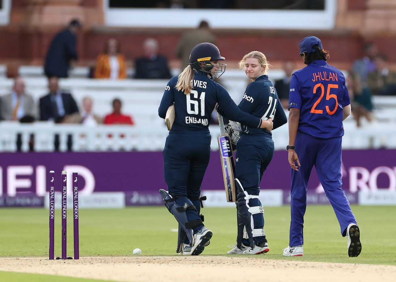 Charlie Dean gets a consolatory word from Freya Davies and Jhulan Goswami, England vs India, 3rd ODI, Lord's, London, September 24, 2022