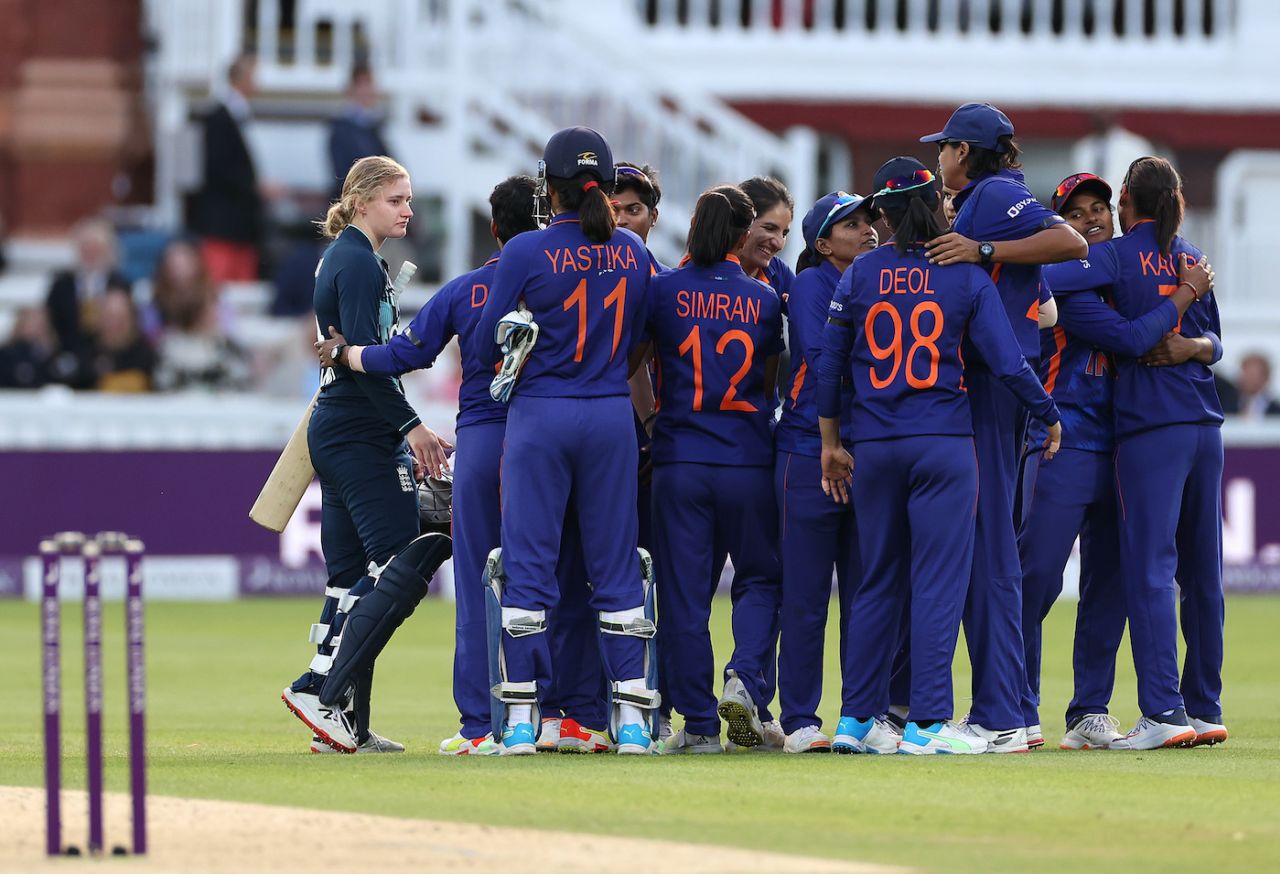 Charlie Dean and Deepti Sharma have a word, England vs India, 3rd ODI, Lord's, London, September 24, 2022
