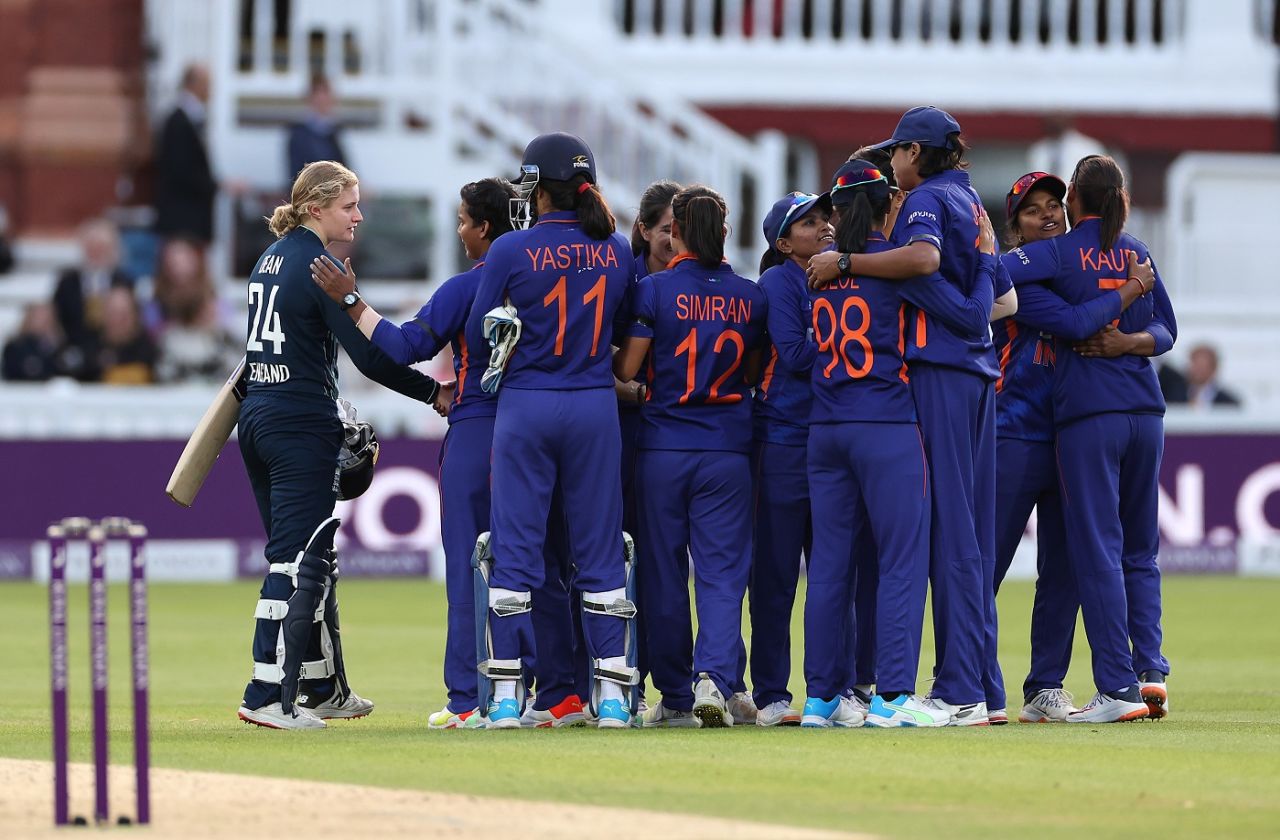 Charlie Dean shakes hand with Deepti Sharma after the game, England vs India, 3rd women's ODI, Lord's, September 24, 2022
