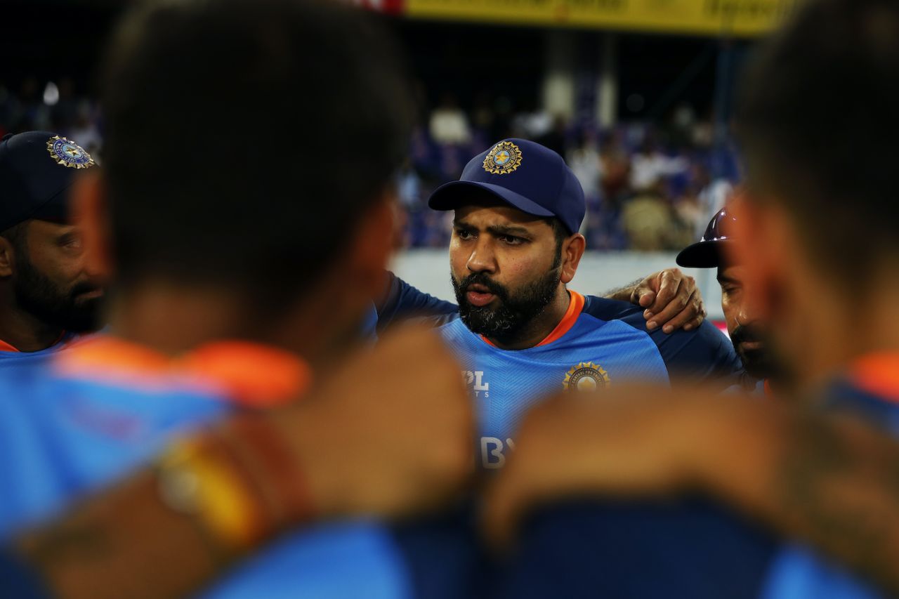 Rohit Sharma talks to his players ahead of the game, India vs Australia, 3rd T20I, Hyderabad, September 25, 2022