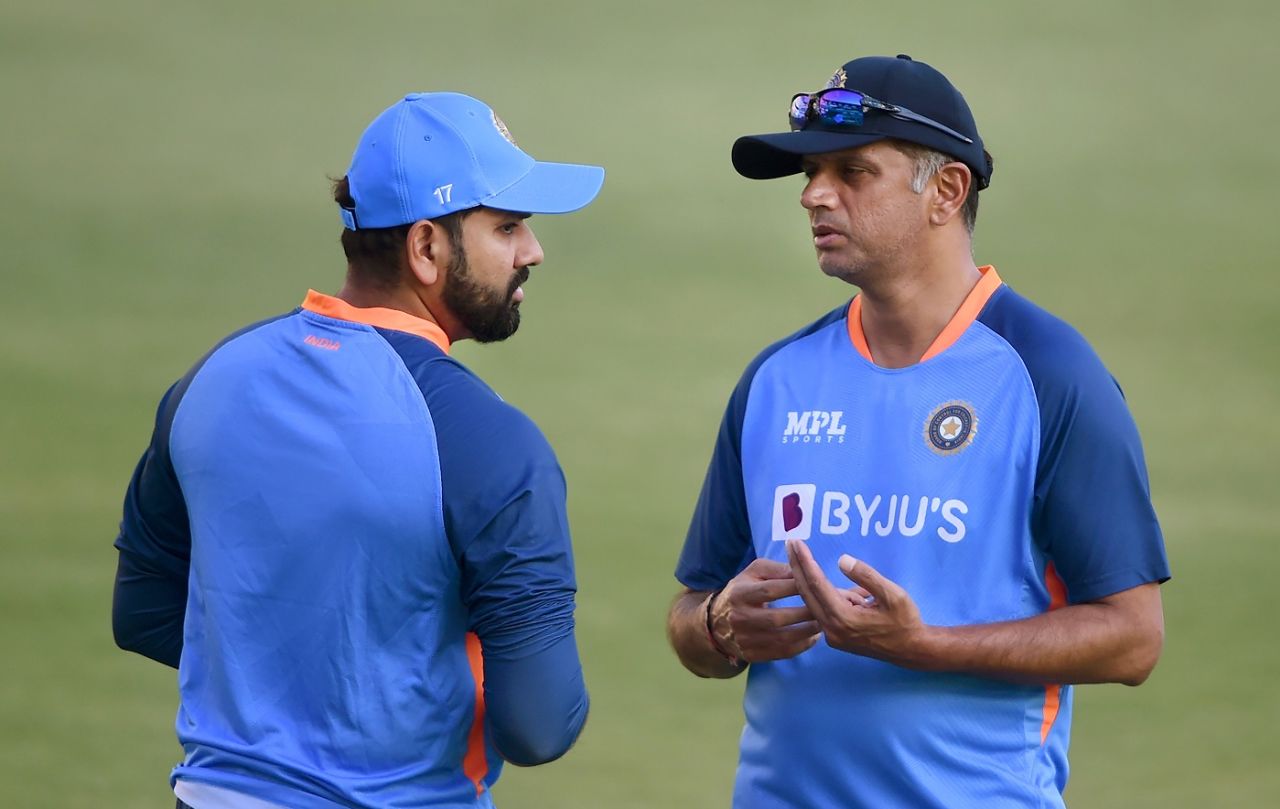 Rohit Sharma has a chat with Rahul Dravid, Thiruvananthapuram, September 27, 2022