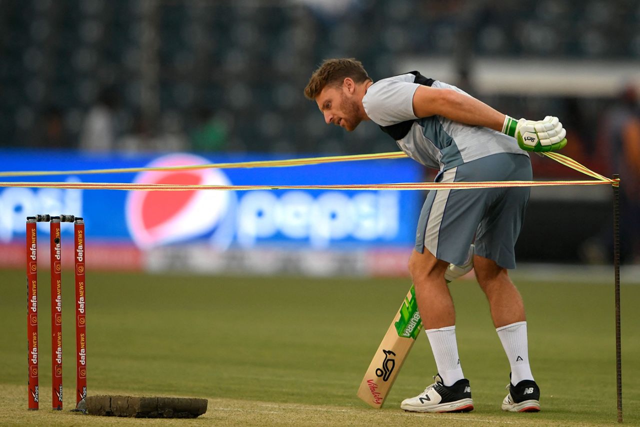 Jos Buttler inspects the pitch, Pakistan vs England, 5th T20I, Lahore, September 28, 2022