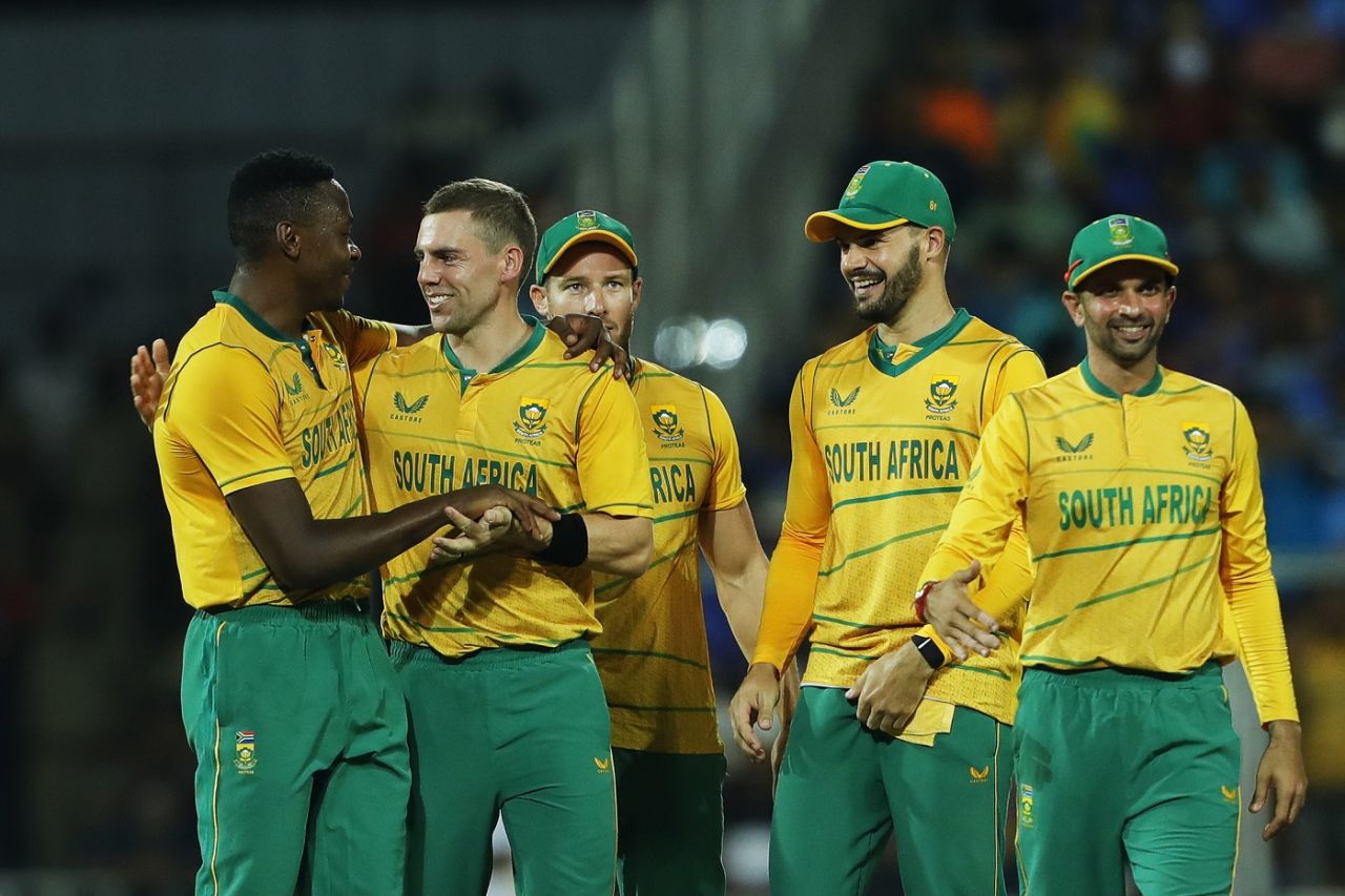Anrich Nortje celebrates with Kagiso Rabada the dismissal of Virat Kohli, India vs South Africa, 1st T20I, Thiruvananthapuram, September 28, 2022