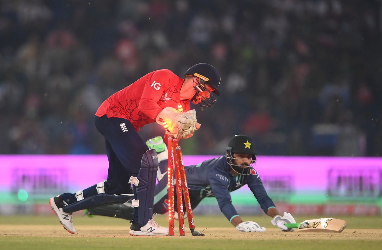 Phil Salt completes the run-out of Shadab Khan, Pakistan vs England, 5th T20I, Lahore, September 28, 2022