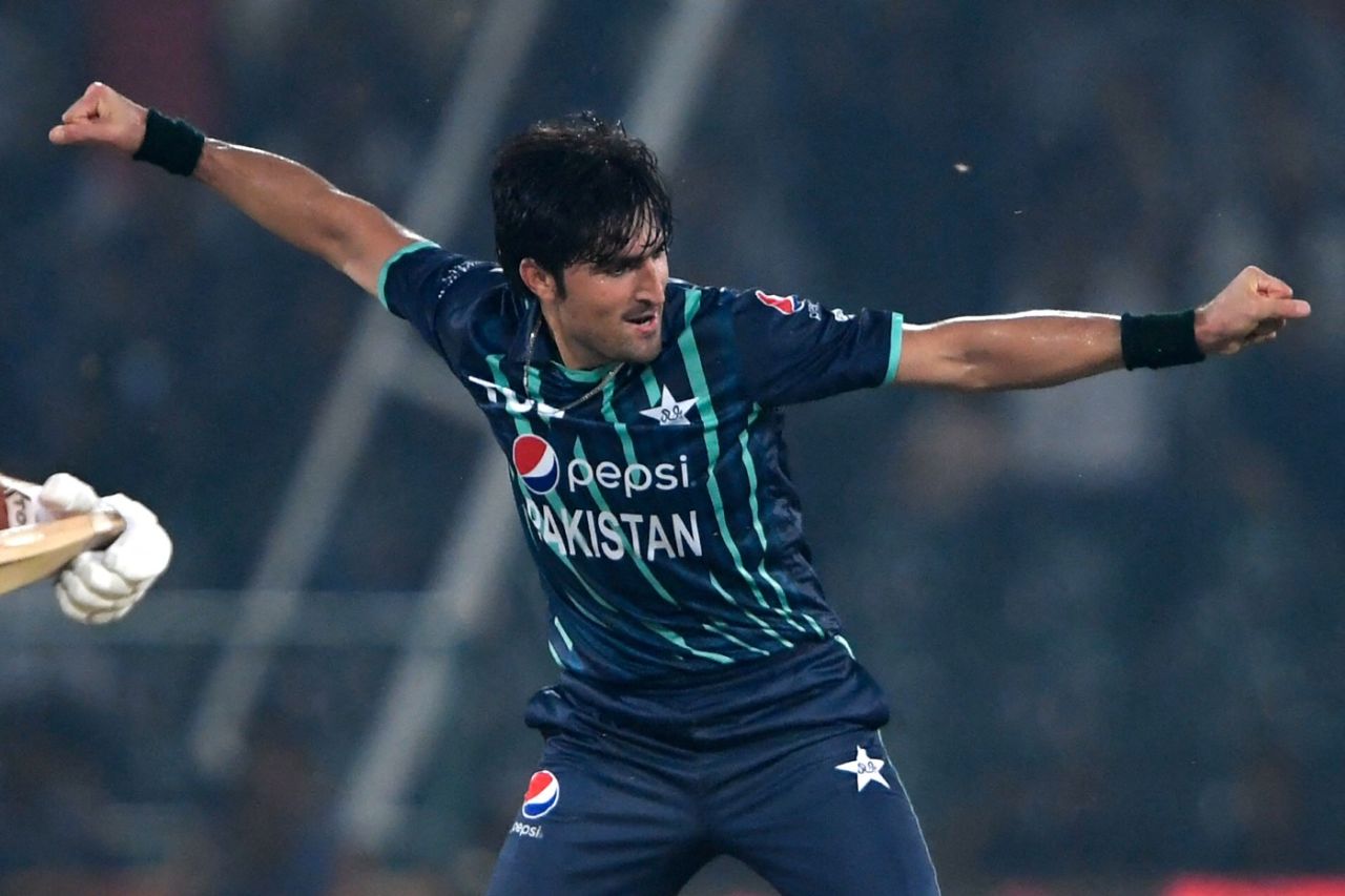 Mohammad Wasim broke through for Pakistan, Pakistan vs England, 5th T20I, Lahore, September 28, 2022