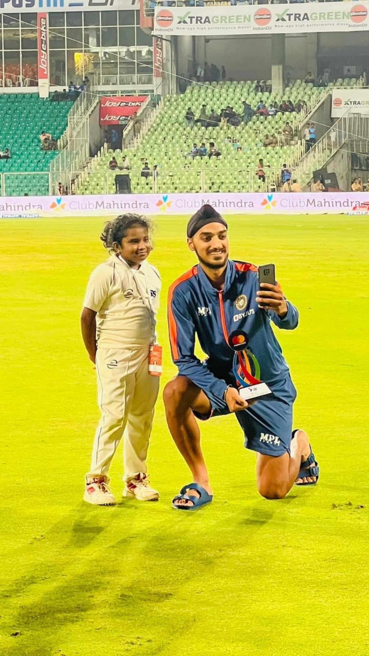 Arshdeep Singh clicks a selfie with a child, India vs South Africa, 1st T20I, Thiruvananthapuram, September 28, 2022
