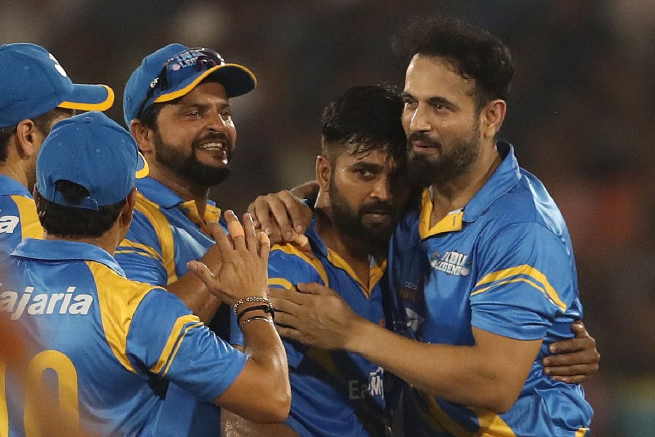 Vinay Kumar is mobbed by his teammates for dismissing Sanath Jayasuriya cheaply, India Legends v Sri Lanka Legends, Final, Road Safety World Series, Raipur, 1 October, 2022