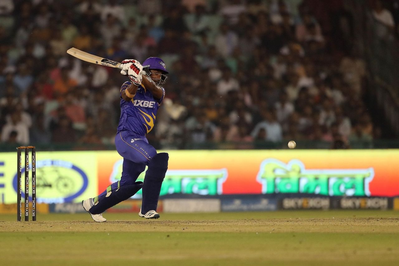 Mahela Udawatte smacks one down the ground, India Legends v Sri Lanka Legends, Final, Road Safety World Series, Raipur, 1 October, 2022
