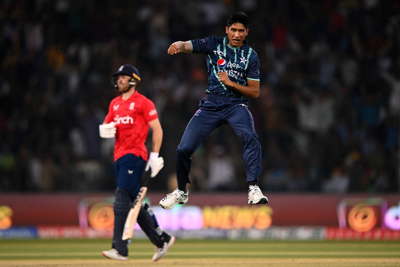 Mohammad Hasnain celebrates the opening wicket, Pakistan vs England, 7th T20I, Lahore, October 2, 2022