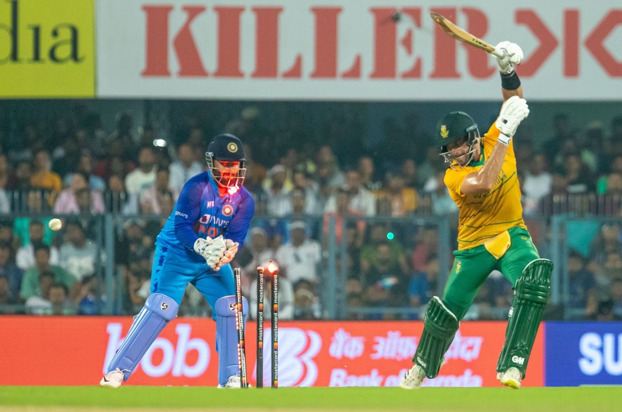 Aiden Markram was bowled by Axar Patel, India vs South Africa, 2nd T20I, Guwahati, October 2, 2022