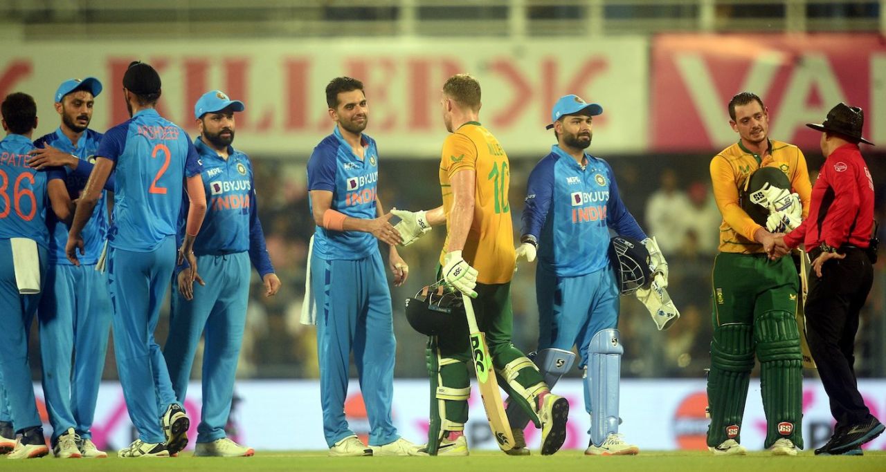 David Miller is congratulated by the Indian players after the game, India vs South Africa, 2nd T20I, Guwahati, October 2, 2022