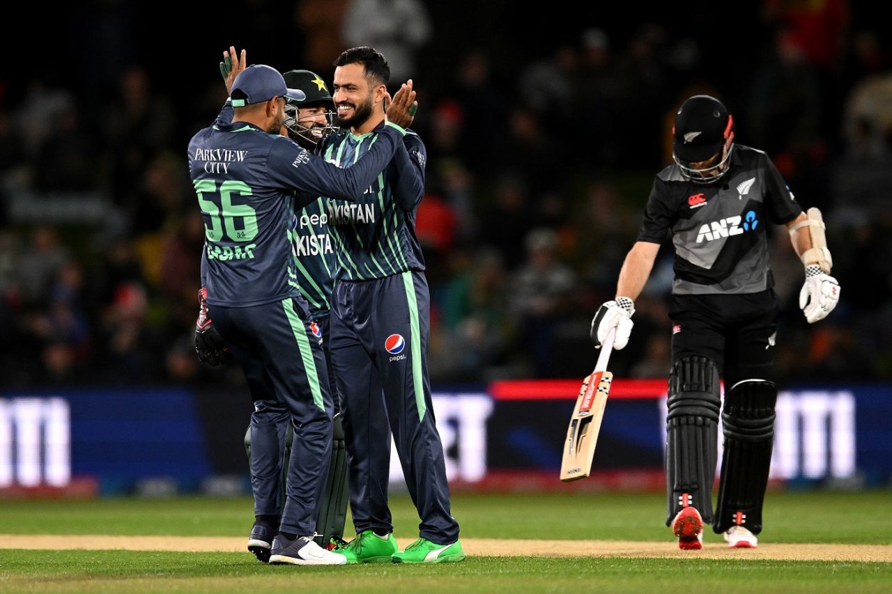 Mohammad Nawaz celebrates the wicket of Kane Williamson, New Zealand v Pakistan, Christchurch, October 8, 2022