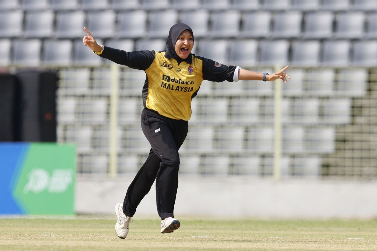 Ainna Hamizah Hashim celebrates dismissing Chamari Athapaththua, Malaysia vs Sri Lanka, Sylhet, Women's Asia Cup, October 8, 2022