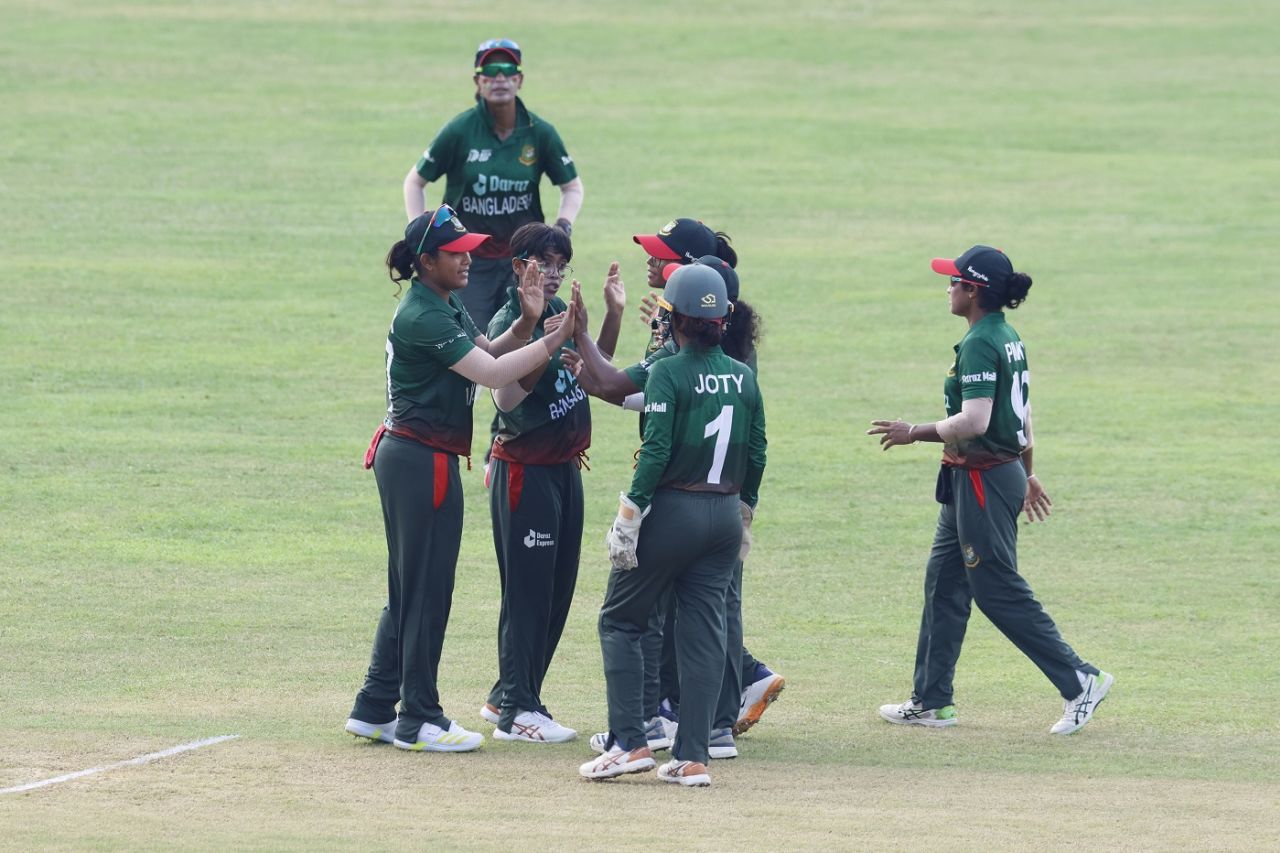 Fahima Khatun celebrates with her team-mates after running out Smriti Mandhana, India vs Bangladesh, Sylhet, Women's Asia Cup, October 8, 2022
