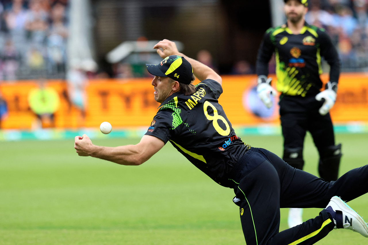 Mitchell Marsh just failed to hold what would have been a great catch, England vs Australia, 1st T20I, Perth, October 9, 2022