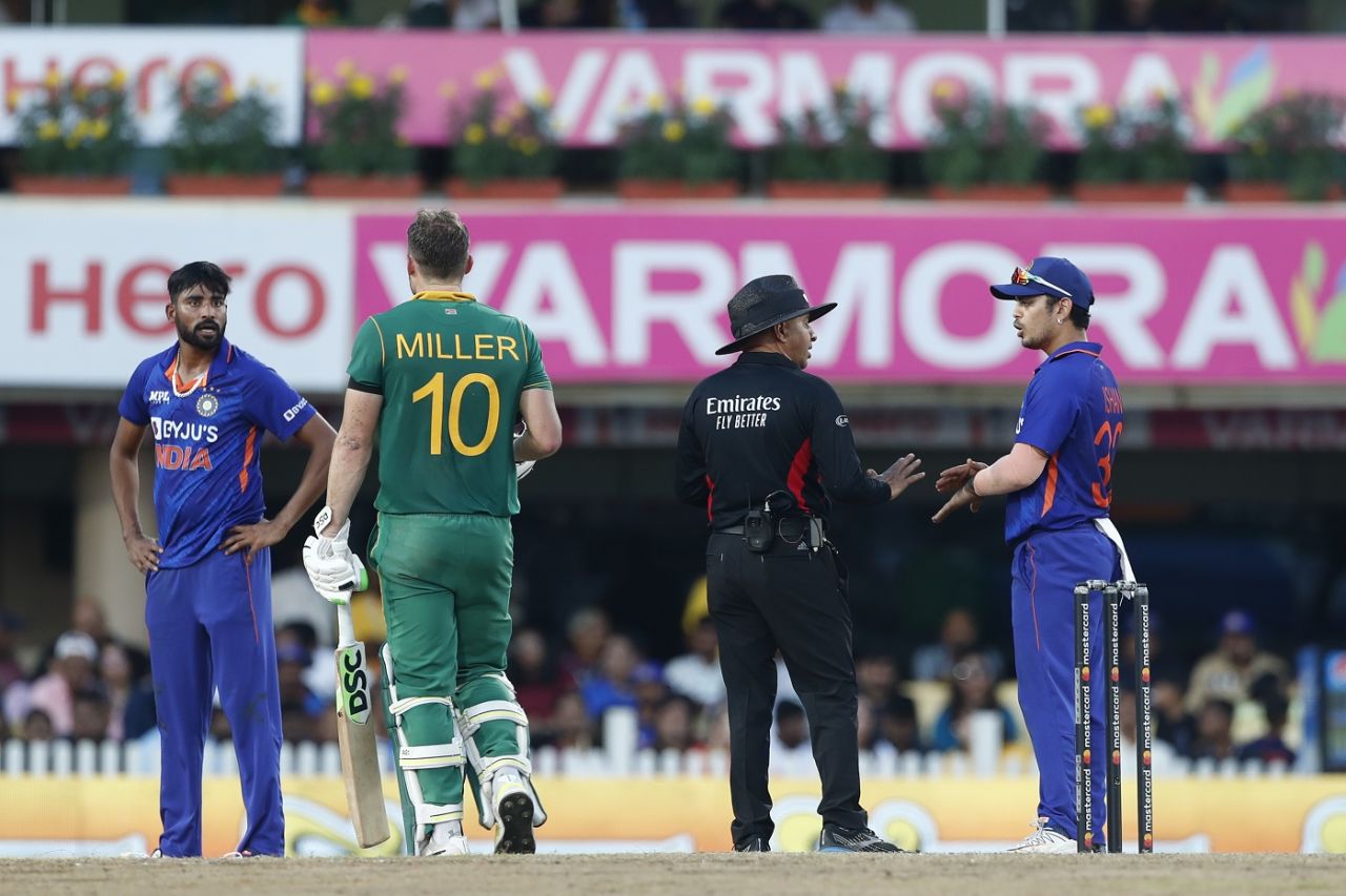 Mohammed Siraj and David Miller exchange looks, as Ishan Kishan argues with umpire Virender Sharma regarding a decision India vs South Africa, 2nd ODI, Ranchi, October 9, 2022
