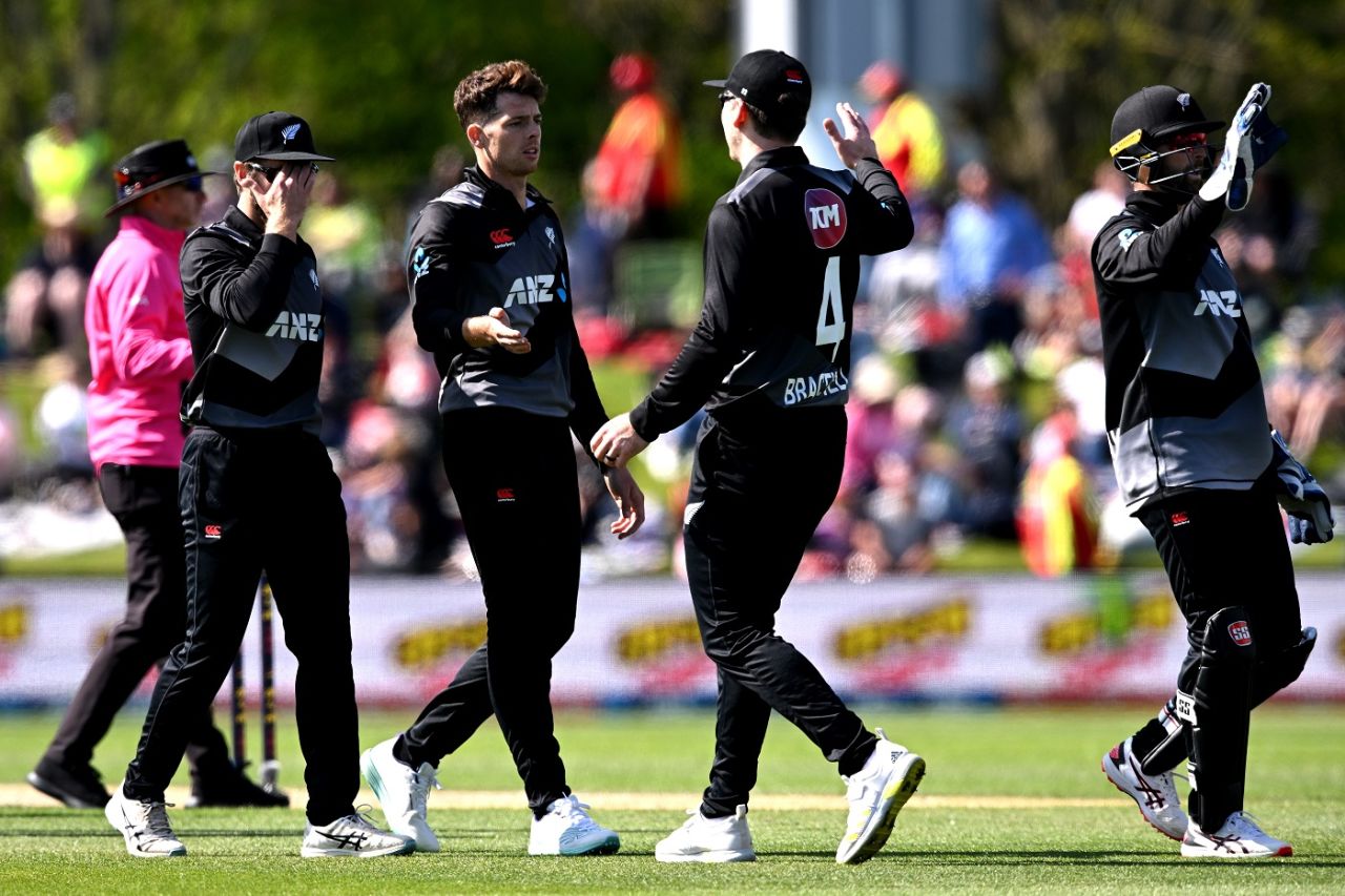 Mitchell Santner celebrates Shadab Khan's dismissal, New Zealand vs Pakistan, T20I tri-series, Christchurch, October 11, 2022