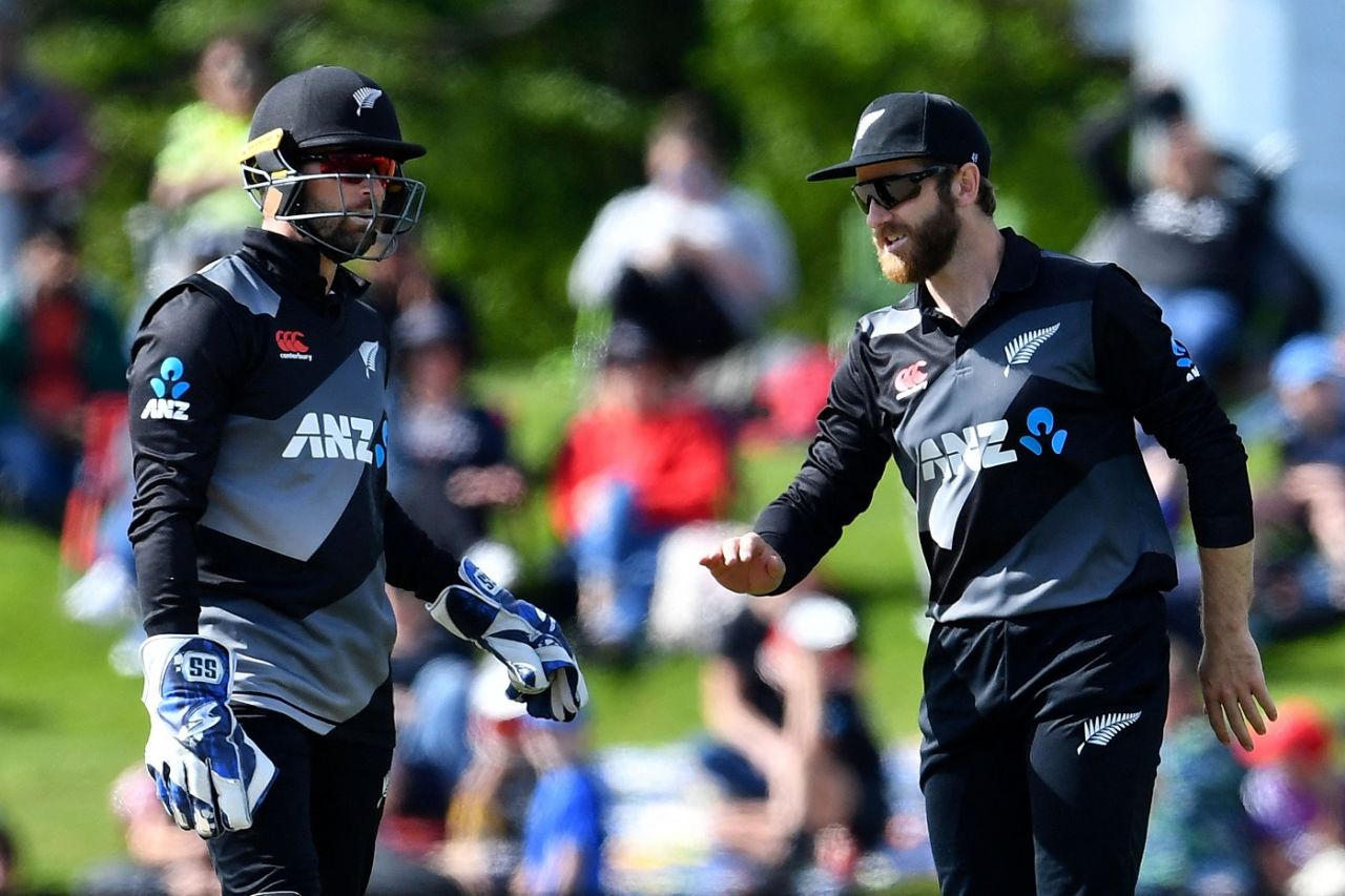 Devon Conway and Kane Williamson have a chat, New Zealand vs Pakistan, T20I tri-series, Christchurch, October 11, 2022
