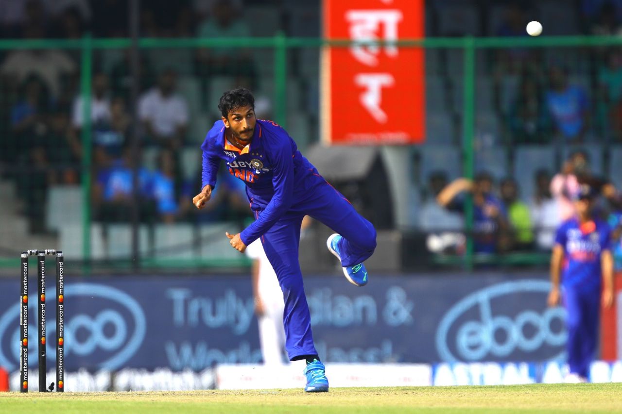 Shahbaz Ahmed gets in to bowl, India vs South Africa, 3rd ODI, Delhi, October 11, 2022
