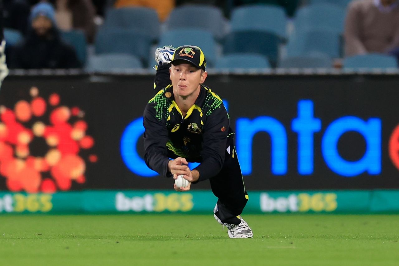 Adam Zampa dives to complete a fine catch off Jos Buttler, Australia vs England, 2nd T20I, Canberra, October 12, 2022