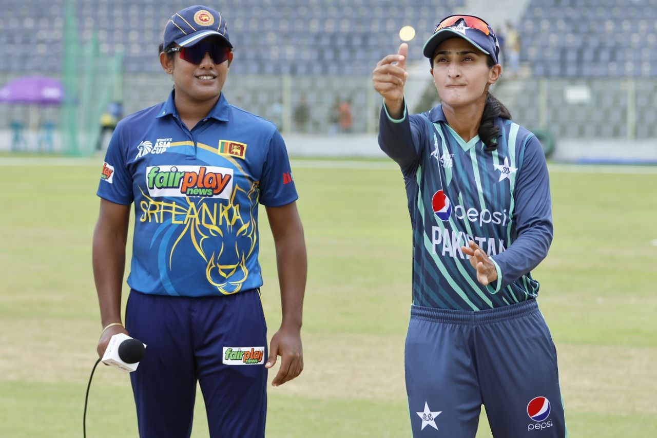 Chamari Athapaththu watches on as Bismah Maroof spins the coin, Pakistan vs Sri Lanka, 2nd semi-final, Women's T20 Asia Cup, Sylhet, October 13, 2022