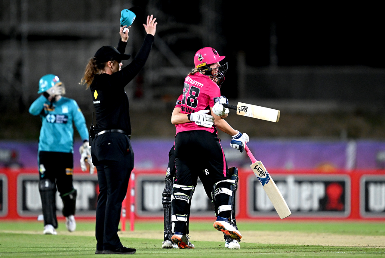 Maitlan Brown struck her first ball for six to win the game, Brisbane Heat vs Sydney Sixers, WBBL, Mackay, October 13, 2022