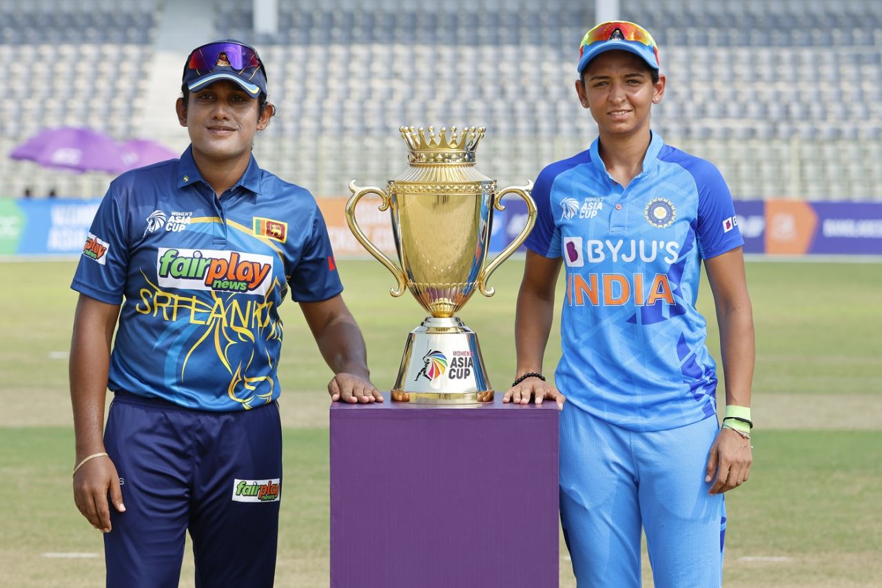 Chamari Athapaththu and Harmanpreet Kaur with the Asia Cup trophy ahead of the toss for the final, India vs Sri Lanka, Final, Women's T20 Asia Cup, Sylhet, October 15, 2022