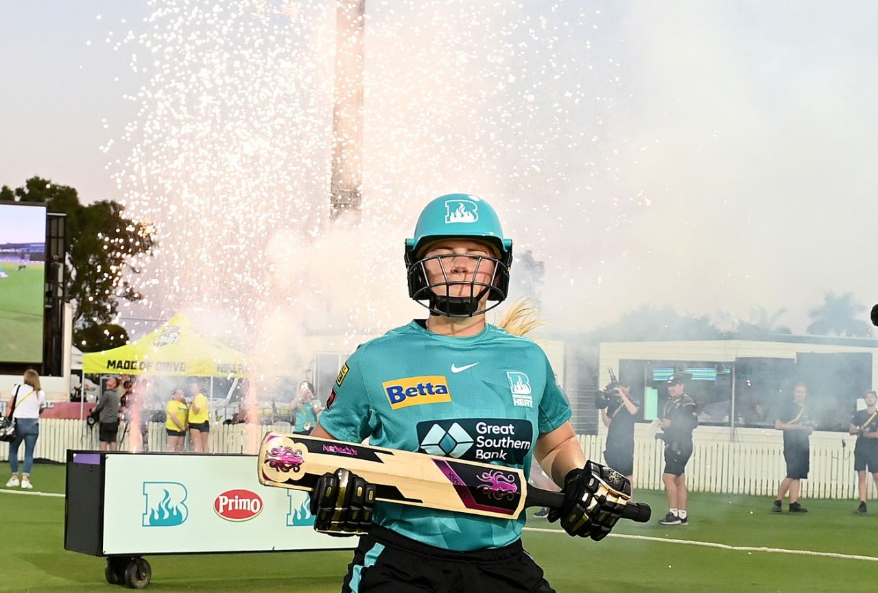 Ellie Johnston walks out to bat for Brisbane Heat, Brisbane Heat vs Melbourne Stars, Mackay, WBBL, October 15, 2022