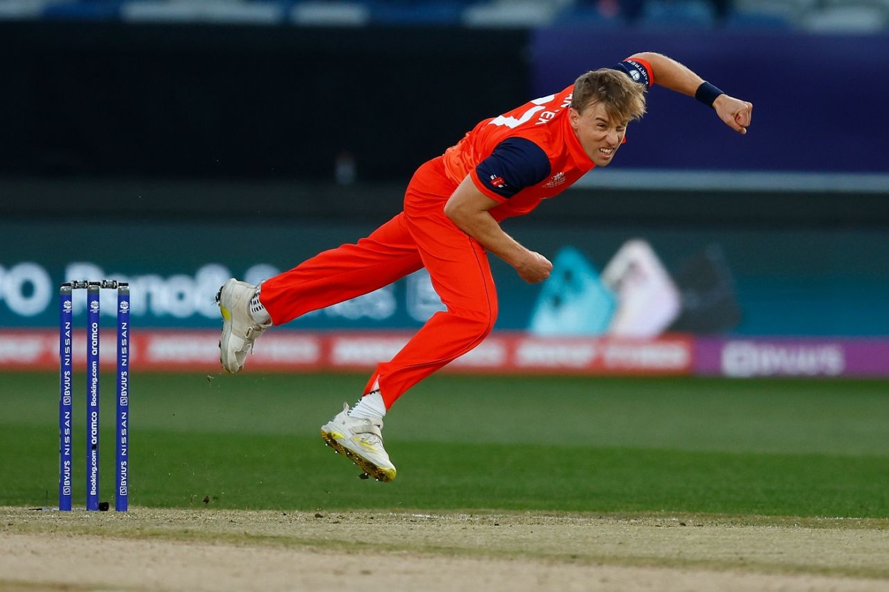 Logan van Beek in action, Netherlands vs UAE, Men's T20 World Cup 2022, 1st round, Group A, Geelong, October 6, 2022