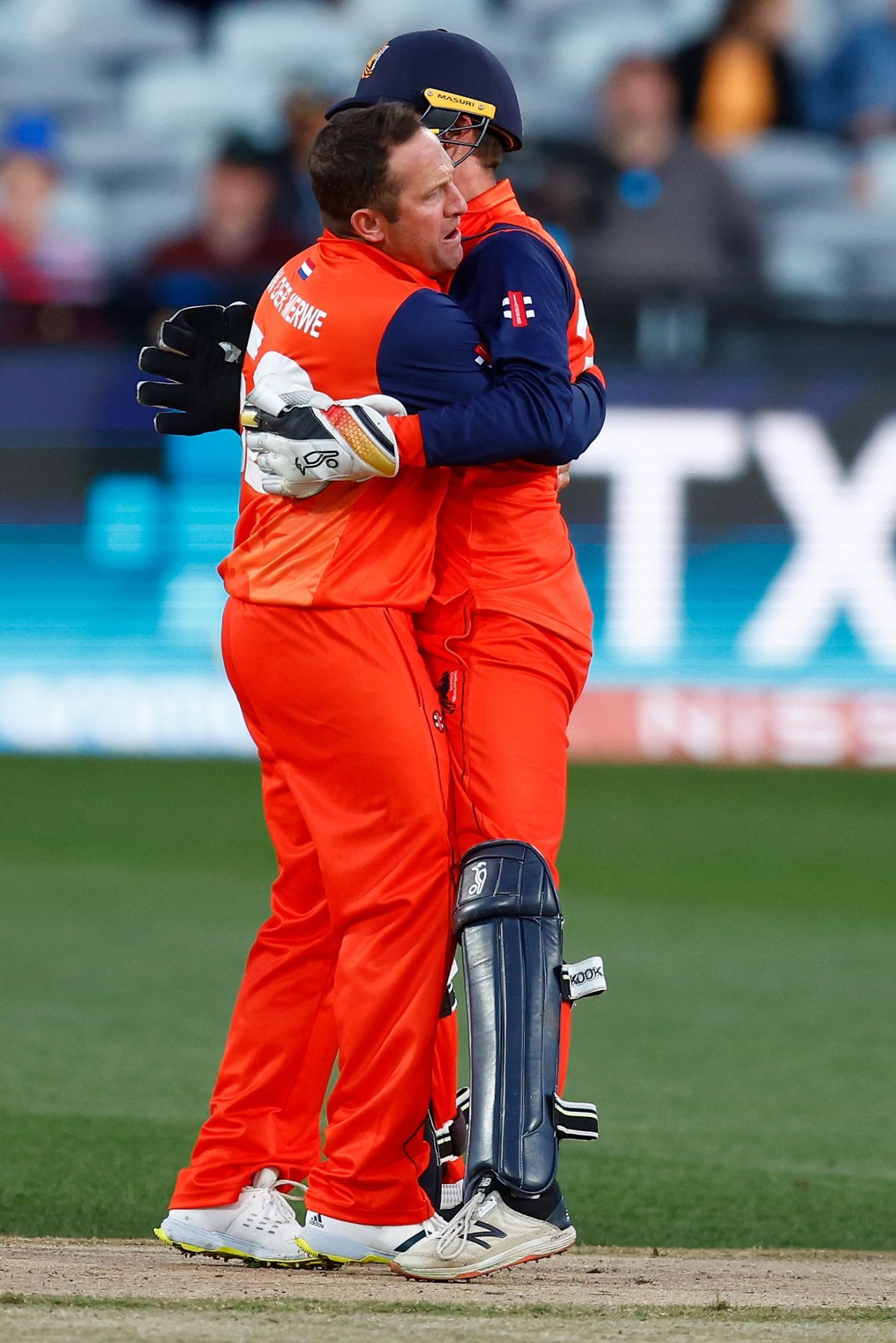 Roelof van der Merwe and Scott Edwards celebrate the wicket of Chirag Suri, Netherlands vs UAE, Men's T20 World Cup 2022, 1st round, Group A, Geelong, October 6, 2022