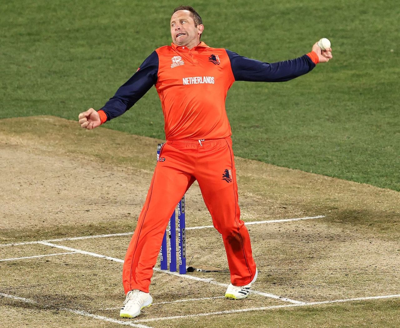 Roelof van der Merwe in delivery stride, Netherlands vs UAE, Men's T20 World Cup, 1st round, Group A, Geelong, October 6, 2022