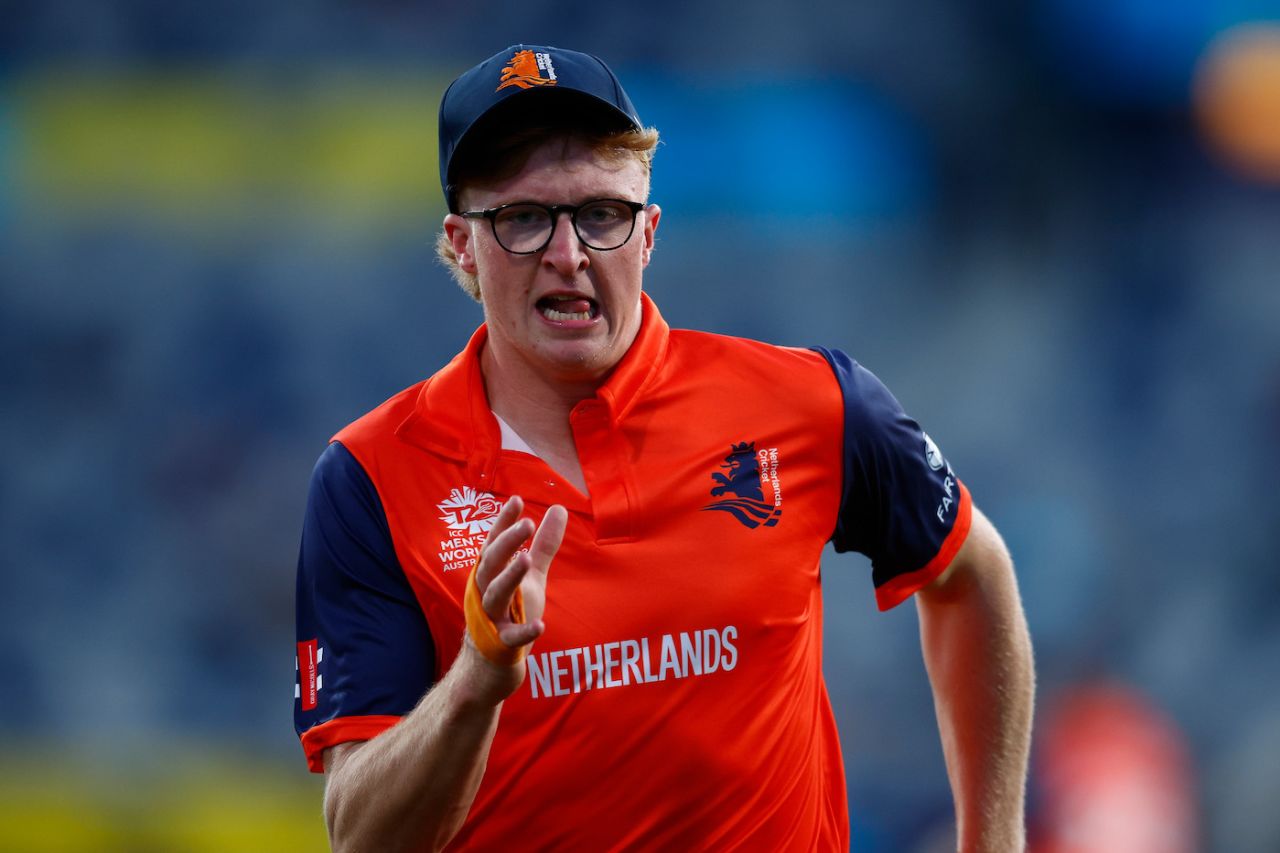 Tim Pringle, son for former New Zealand fast bowler Chris Pringle, chases after the ball, Netherlands vs UAE, Men's T20 World Cup, 1st round, Group A, Geelong, October 6, 2022