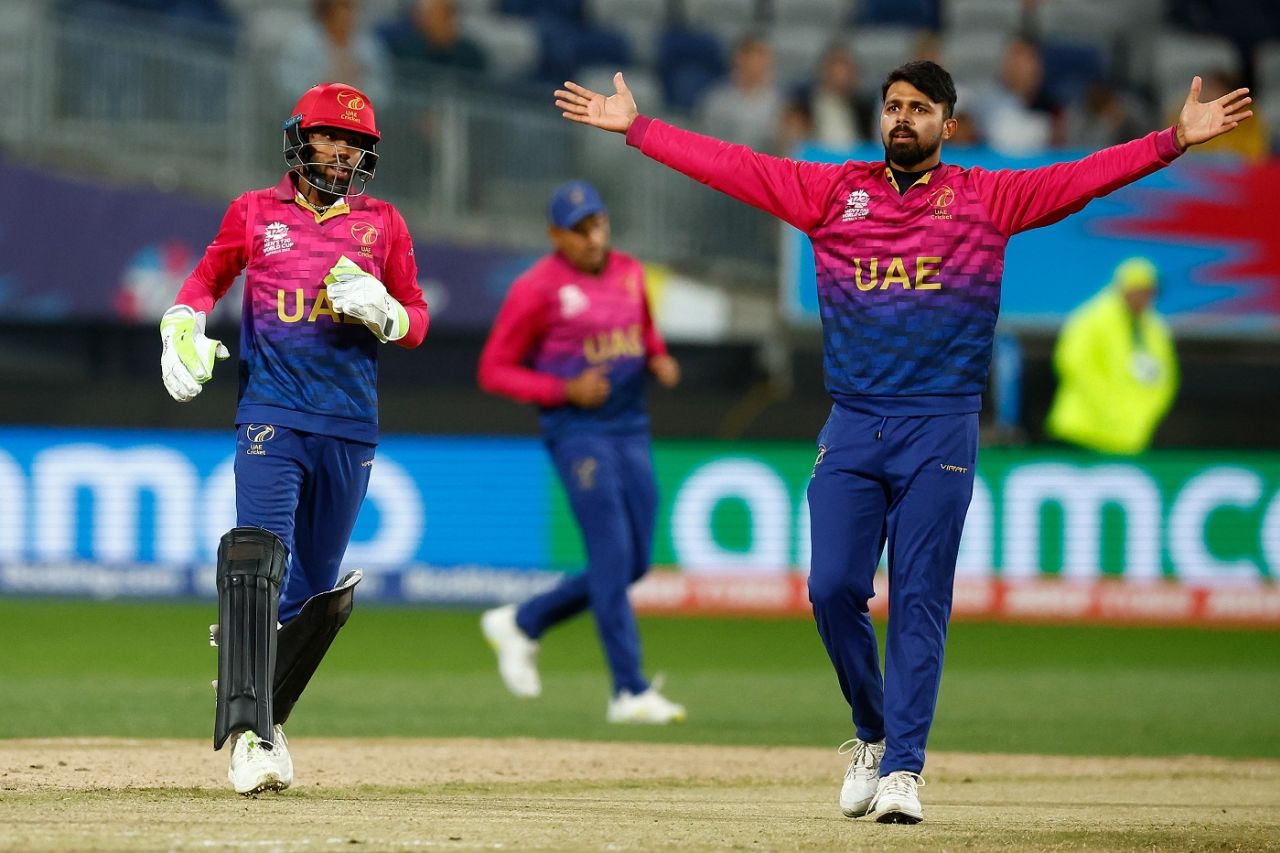 Basil Hameed struck in his first over to dismiss Vikramjit Singh, Men's T20 World Cup, 1st round, Group A, Geelong, October 6, 2022