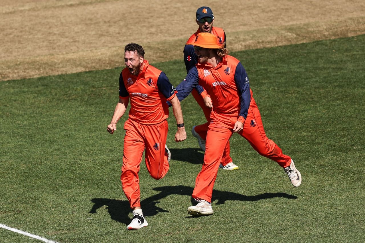 Paul van Meekeren peels away from his team-mates, Netherlands vs Sri Lanka, Group A, First Round, T20 World Cup, Geelong, October 20, 2022