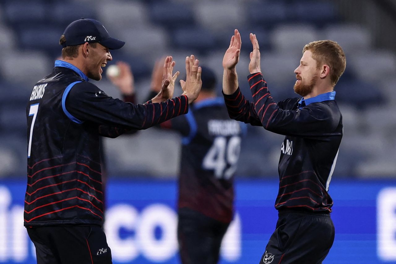 Gerhard Erasmus double high-fives Bernard Scholtz, Namibia vs UAE, T20 World Cup 2022, Geelong, October 20, 2022