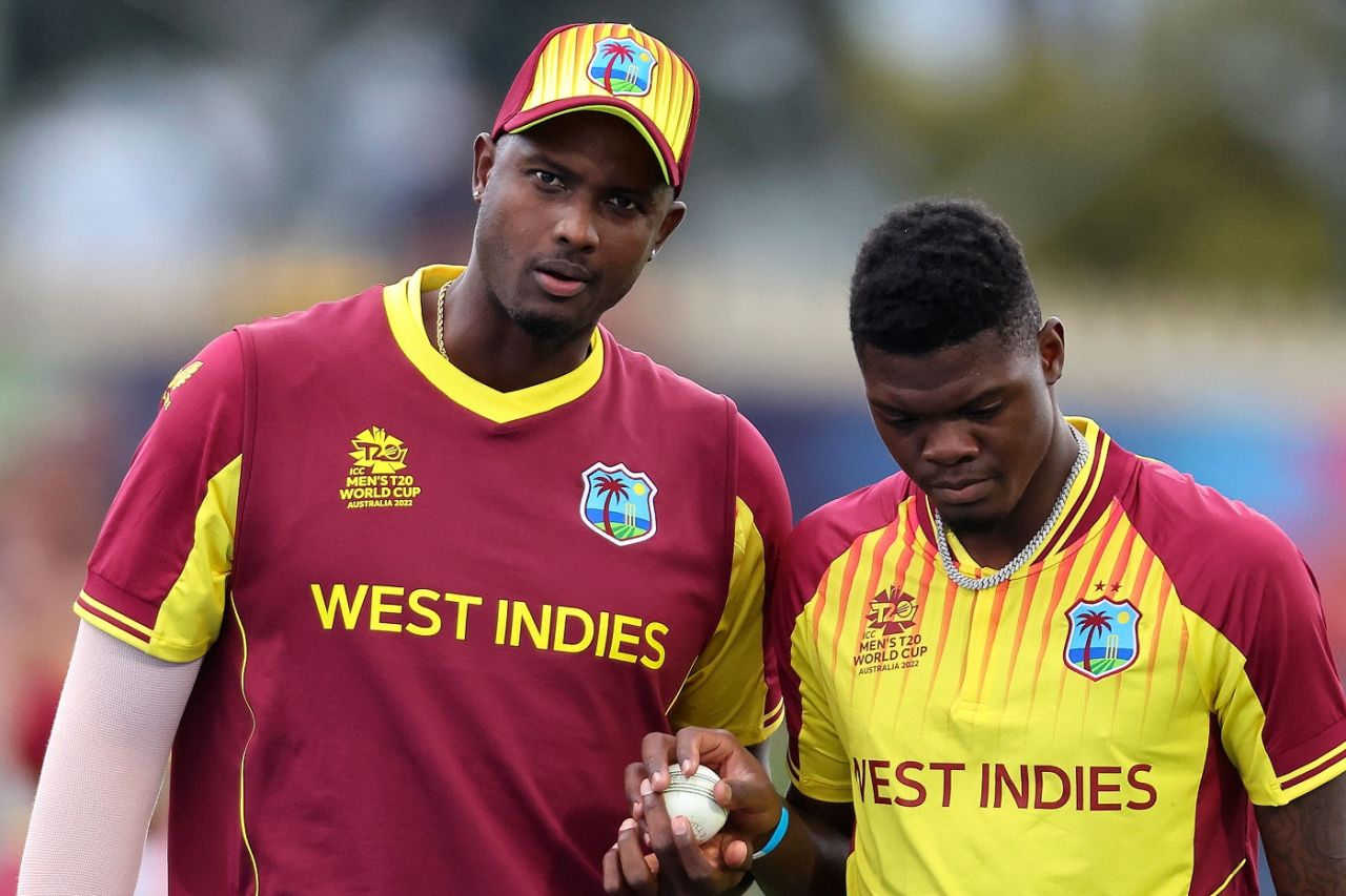 Jason Holder passes the ball to Alzarri Joseph, Ireland vs West Indies, ICC Men's T20 World Cup, Hobart, October 21, 2022