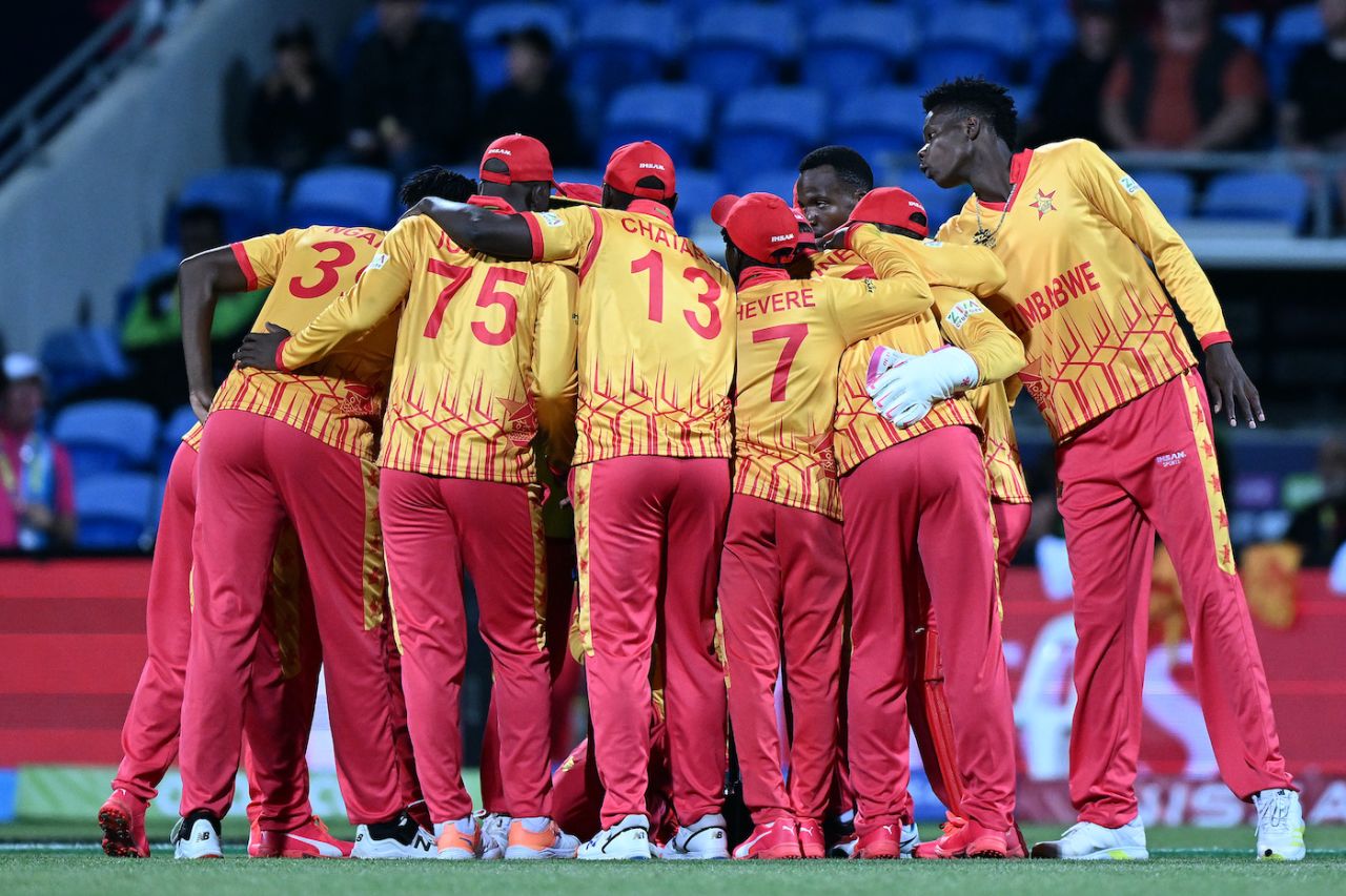 Zimbabwe's players get into a huddle, Scotland vs Zimbabwe, ICC Men's T20 World Cup, Hobart, October 21, 2022