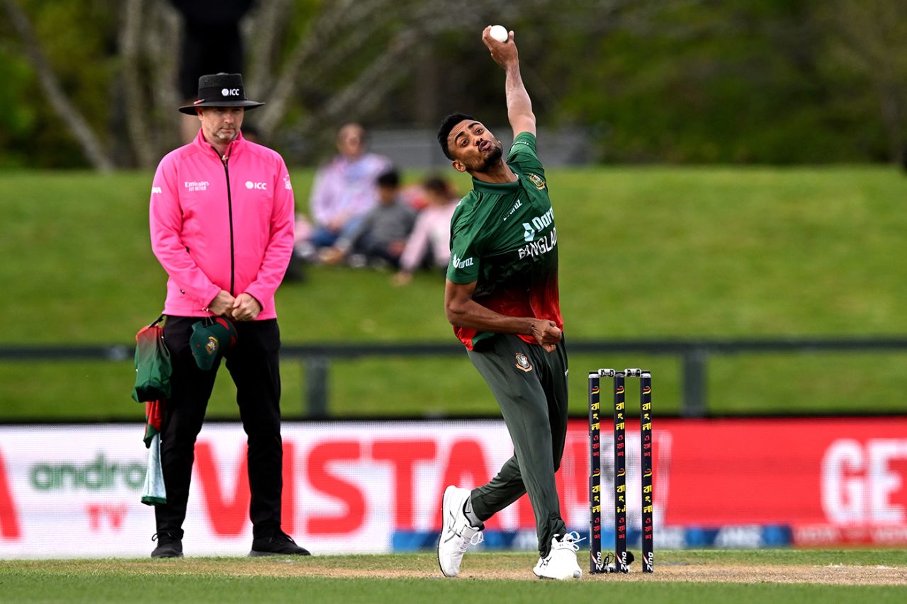 Shoriful Islam bowls, Bangladesh vs Pakistan, 6th match, New Zealand tri-series, Christchurch, October 13, 2022