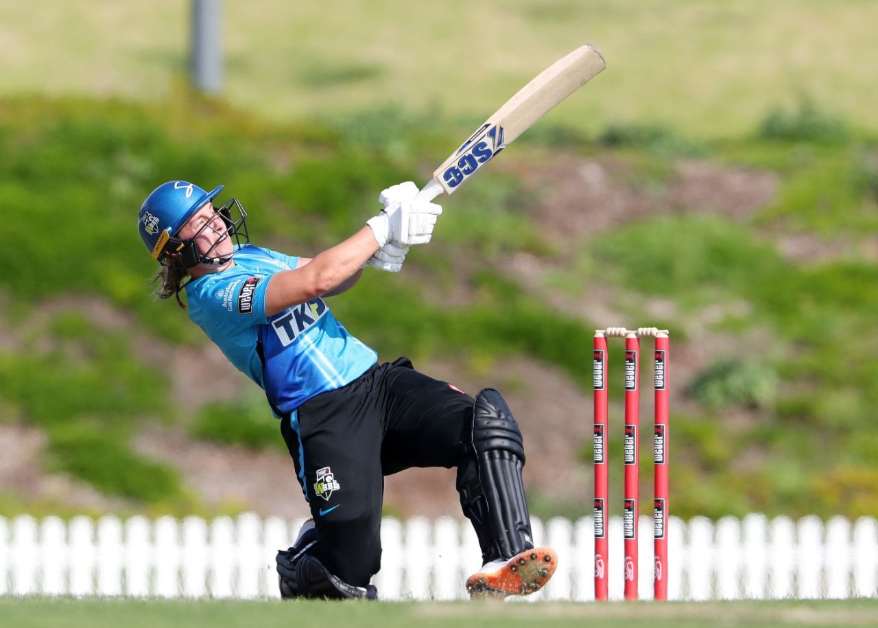 Madeline Penna heaves over the legside, Adelaide Strikers vs Sydney Sixers, WBBL, Adelaide, October 21, 2022