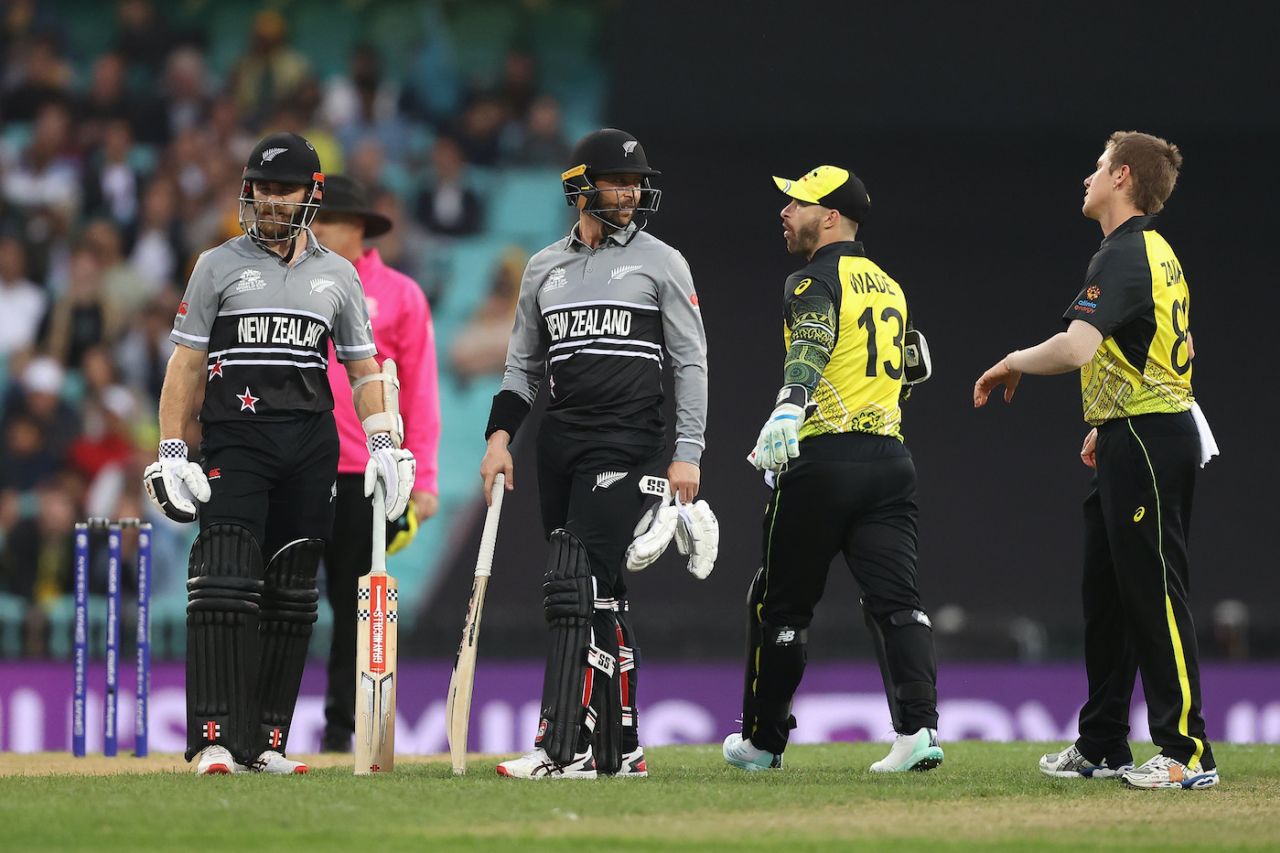 Matthew Wade has a word with Devon Conway while Kane Williamson plays bystander, Australia vs New Zealand, ICC Men's T20 World Cup 2022, Sydney, October 22, 2022
