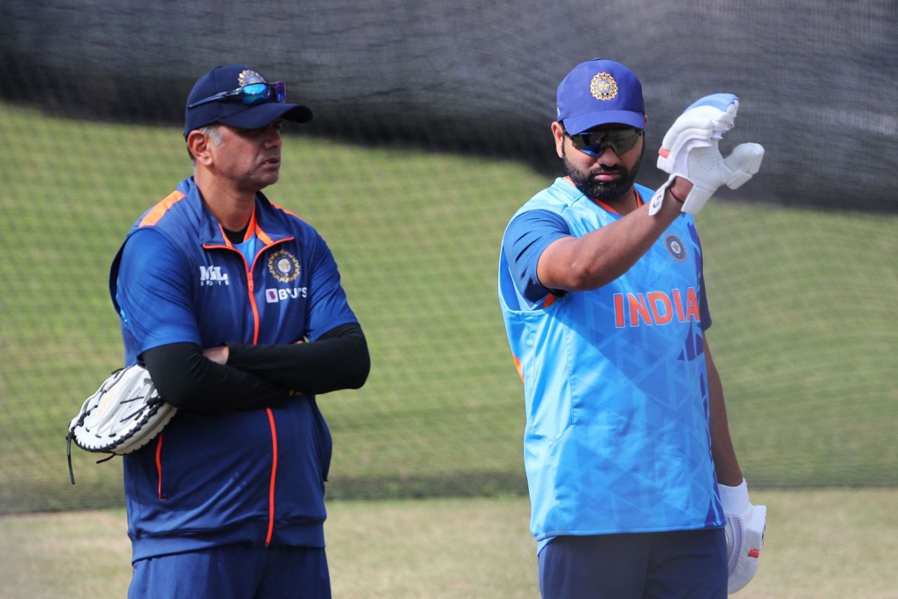Rohit Sharma, Hindistan'ın antrenman seansı sırasında baş antrenör Rahul Dravid ile birlikte, Erkekler T20 Dünya Kupası, Melbourne, 22 Ekim 2022