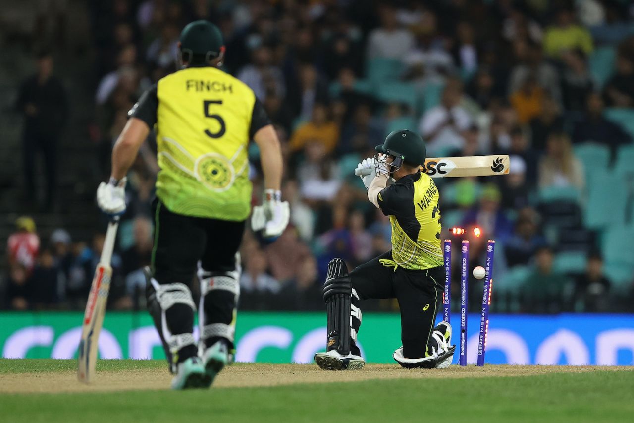 David Warner knocked the ball accidentally onto his stumps, Australia vs New Zealand, ICC Men's T20 World Cup 2022, Sydney, October 22, 2022