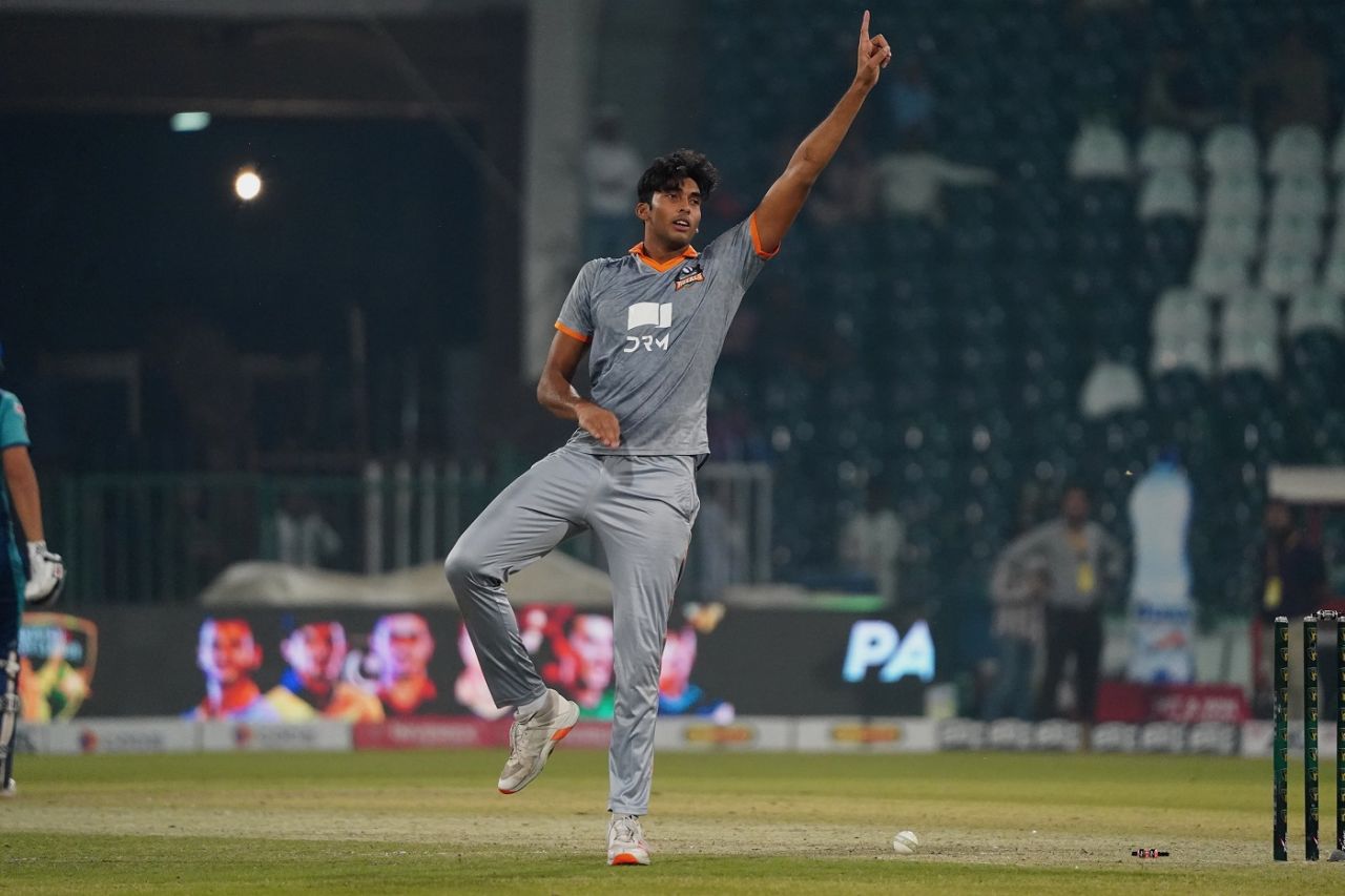 Mohammad Zeeshan is up in celebration, Gwadar Sharks vs Bahawalpur Royals, PJL, Lahore, October 21, 2022
