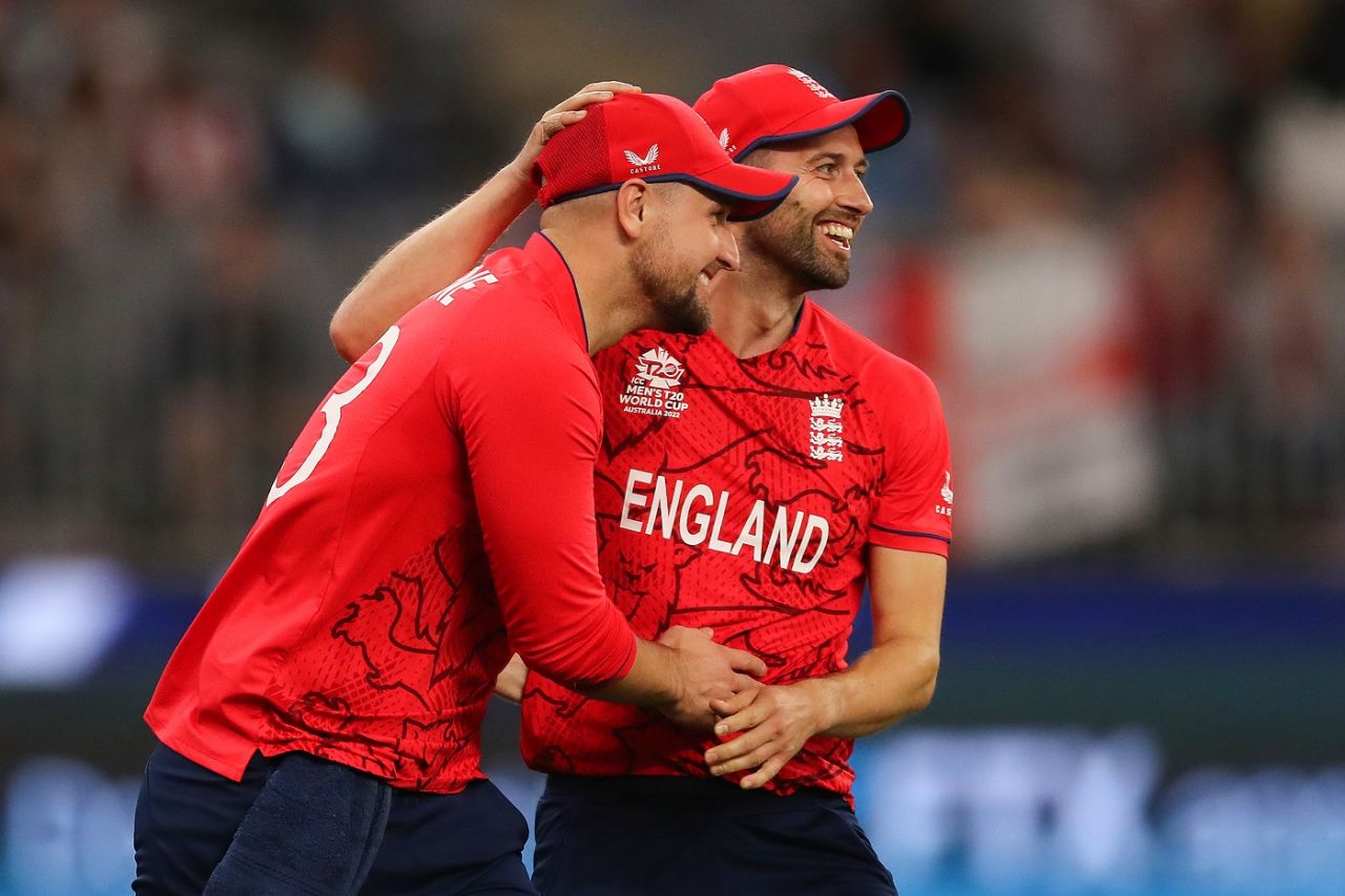 Mark Wood congratulates Liam Livingstone on a brilliant catch, Afghanistan vs England, Men's T20 World Cup 2022, Super 12s, Group 1, Perth, October 22, 2022