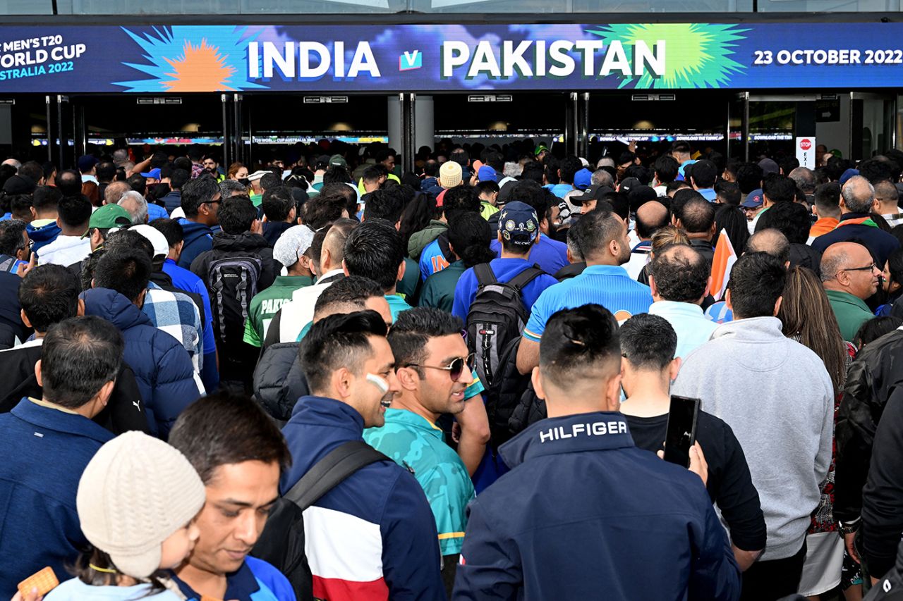 Fans stream into the MCG, India vs Pakistan, Men's T20 World Cup 2022, Super 12s, MCG/Melbourne, October 23, 2022