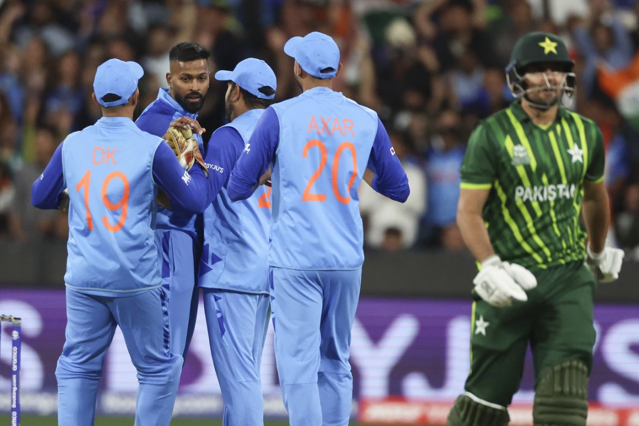 Hardik Pandya celebrates with team-mats the dismissal of Haider Ali, India vs Pakistan, Men's T20 World Cup 2022, Super 12s, MCG/Melbourne, October 23, 2022
