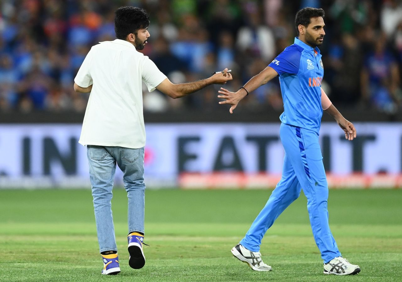 A pitch invader runs onto the field to Bhuvneshwar Kumar, India vs Pakistan, Men's T20 World Cup 2022, Super 12s, MCG/Melbourne, October 23, 2022